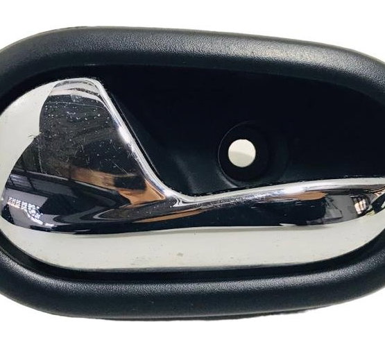 Maçaneta Dianteira Esquerda Renault Sandero 2011/15 Usada