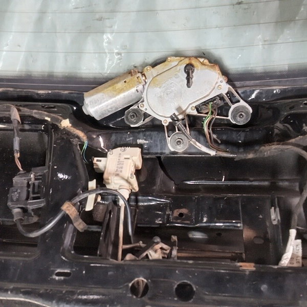 Capo Traseiro Com Vidro Vigia Vw Golf 2004 Sapão  Preto