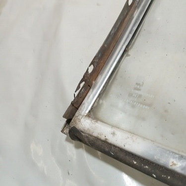 Vidro Basculante Traseiro Direito Gm Caravan  1977