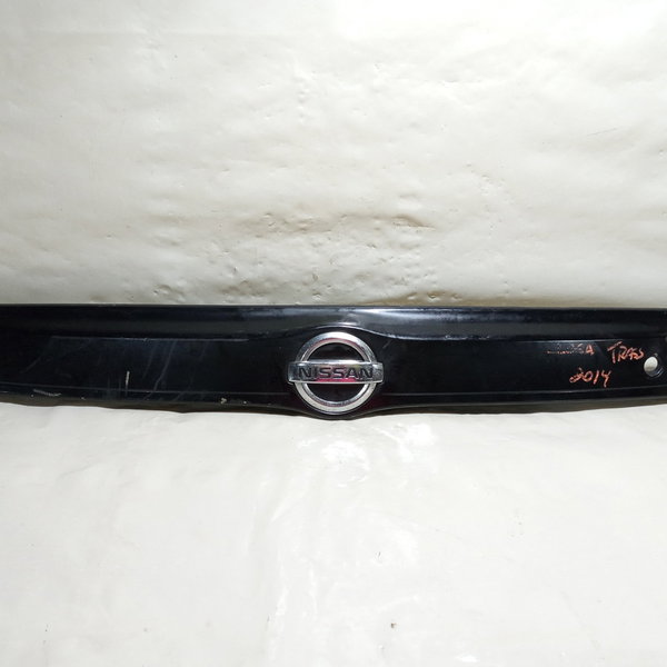 Aplique Tampa Traseira Nissan Versa 2014