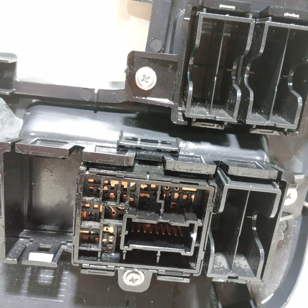 Moldura Botão Regulador Retrovisor Nissan Versa 2014