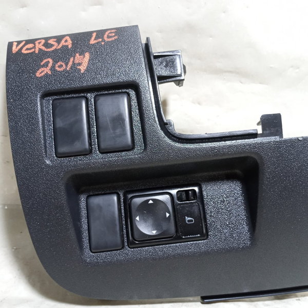 Moldura Botão Regulador Retrovisor Nissan Versa 2014