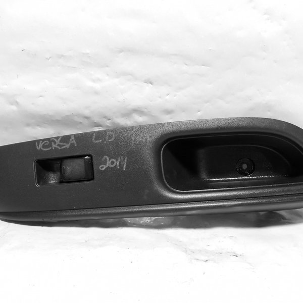 Moldura Botão Vidro Elétrico Tras. Direito Nissan Versa 2014