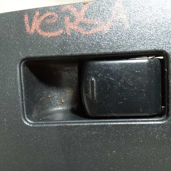 Moldura Botão Vidro Elétrico Tras. Direito Nissan Versa 2014