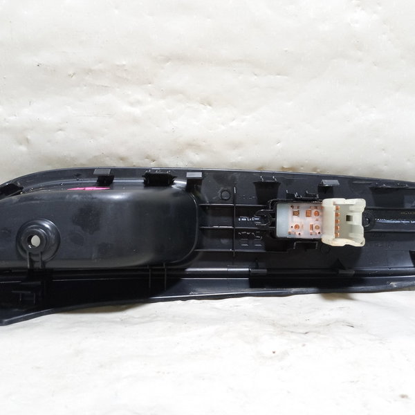 Moldura Botão Vidro Elétrico Tras. Direito Nissan Versa 2014