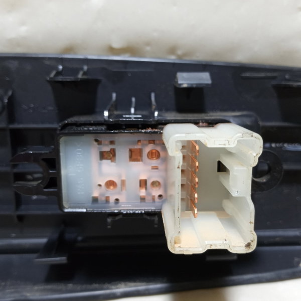 Moldura Botão Vidro Elétrico Tras. Direito Nissan Versa 2014