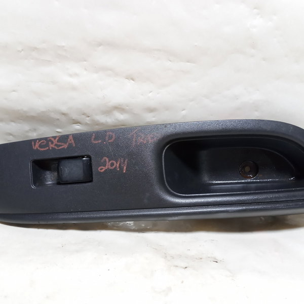 Moldura Botão Vidro Elétrico Tras. Direito Nissan Versa 2014