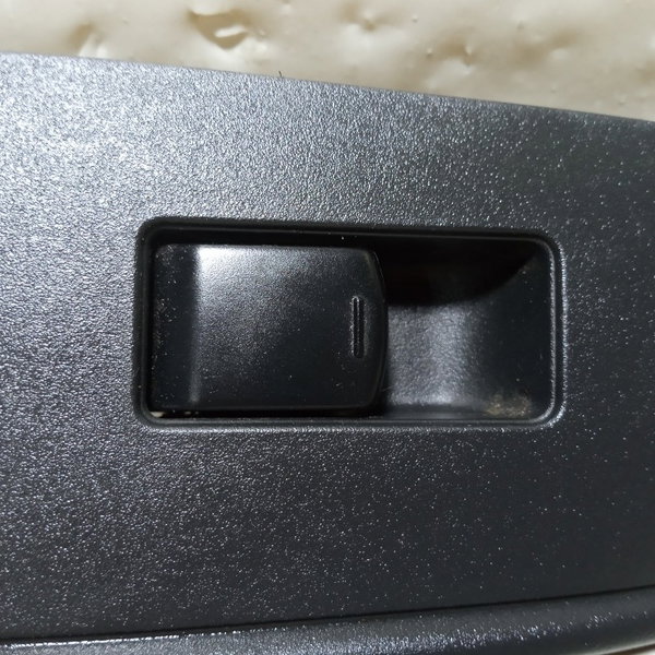 Moldura Botão Vidro Elétrico Tras. Esquerdo Nissa Versa 2014