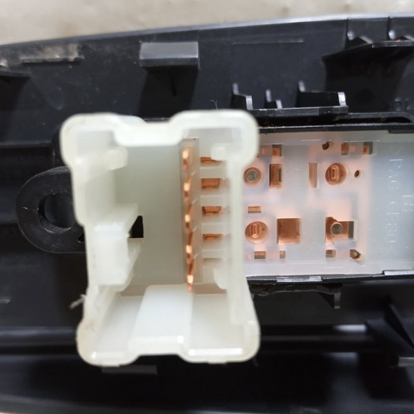 Moldura Botão Vidro Elétrico Tras. Esquerdo Nissa Versa 2014