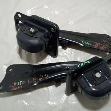 Suporte Com Bucha Vw Jetta 2010 Traseiro E Direito Esquerdo