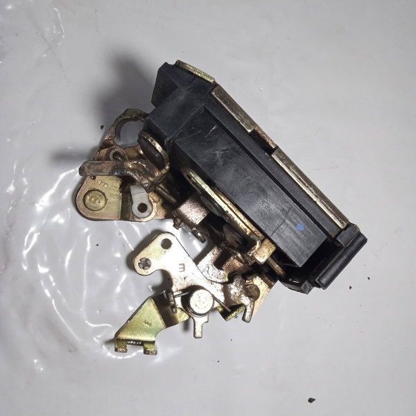 Fechadura Porta Traseira Esquerda Volkswagen Gol 2000