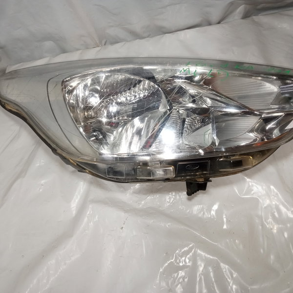 Farol Lado Direito Ford Ka 2019 Detalhe Na Lente Direito