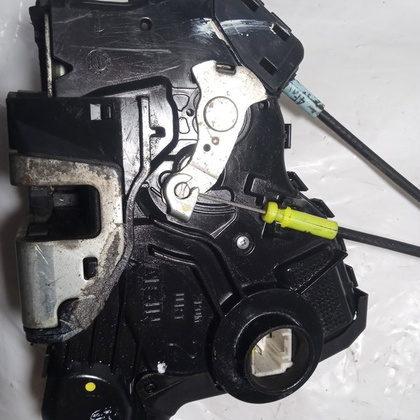 Fechadura De Porta Dianteira Direita Toyota Corolla 2010