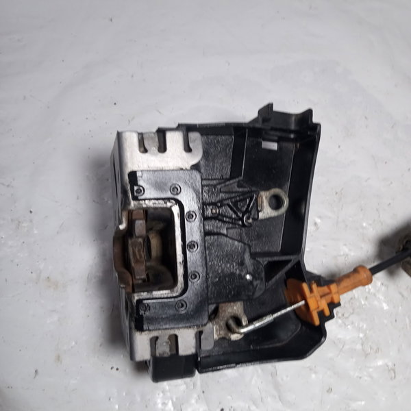 Fechadura De Porta Dianteira Esquerda Gm Corsa Montana 2004