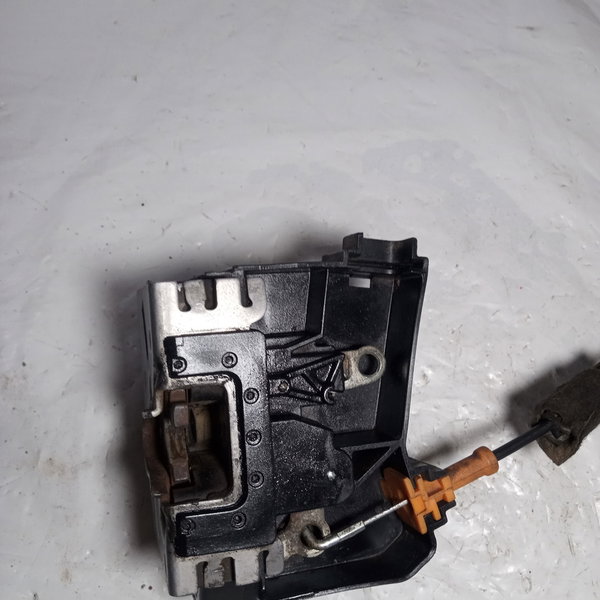 Fechadura De Porta Dianteira Esquerda Gm Corsa Montana 2004