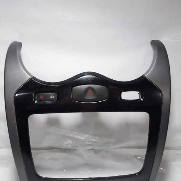 Moldura Painel Central Botão Alerta Renault Sandero 2012 Preto E Cinza