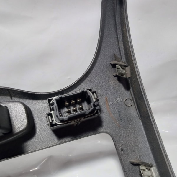Moldura Painel Central Botão Alerta Renault Sandero 2012 Preto E Cinza
