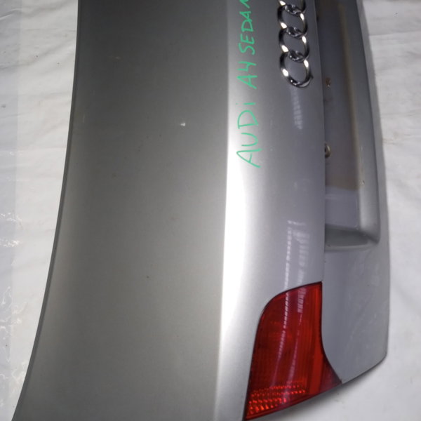 Tampa Traseira Audi A4 2005 Sedam Com Lanternas Cinza