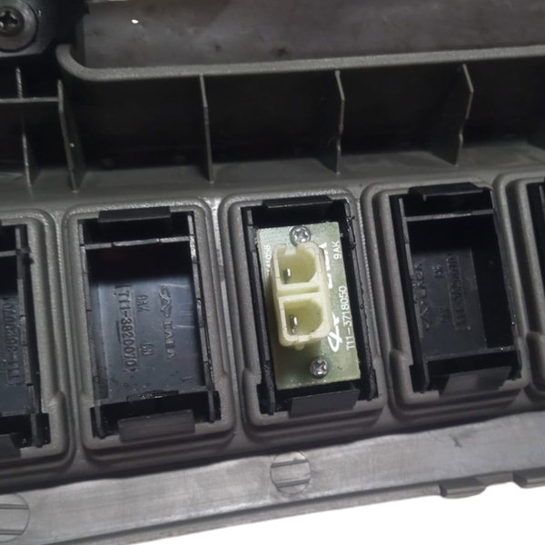 Moldura Painel Central Inferior Acendedor Chery Tiggo 2010 Cinza