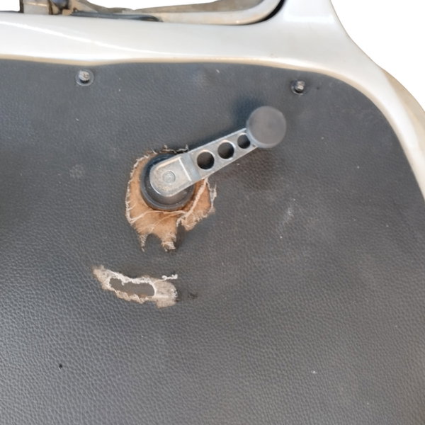 Porta Dianteira Lado Esquerdo Vw Kombi 98 Usada C Detalhes Dianteira Esquerdo Branco