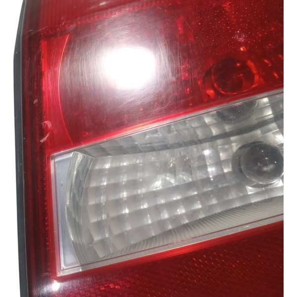 Lanterna Direita Gm Astra Sedan 2005 Com Detalhe Direito/passageiro Vermelho