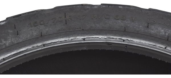 Pneu Com Detalhes Metzeler Tourance 150/70 R17 M/c 69v