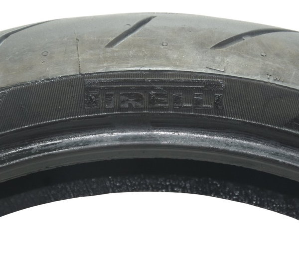 Pneu C/ Detalhes Pirelli Diablo Rosso Ii 120/70 Zr 17