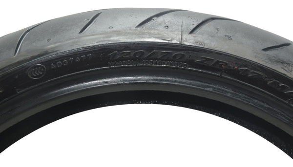 Pneu C/ Detalhes Pirelli Diablo Rosso Ii 120/70 Zr 17