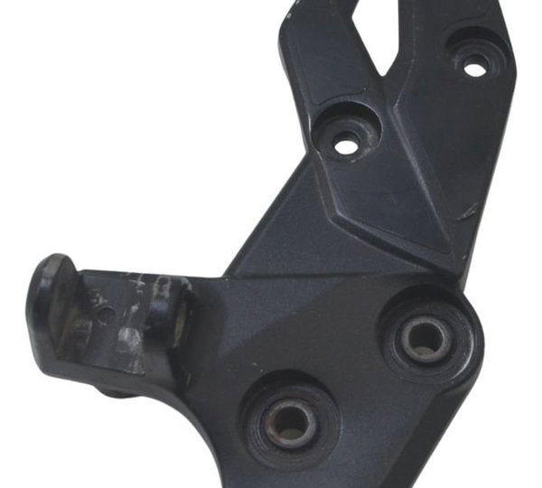 Suporte Pedaleira Dianteira Direita Suzuki Gsx-s 750 18-23 Preto