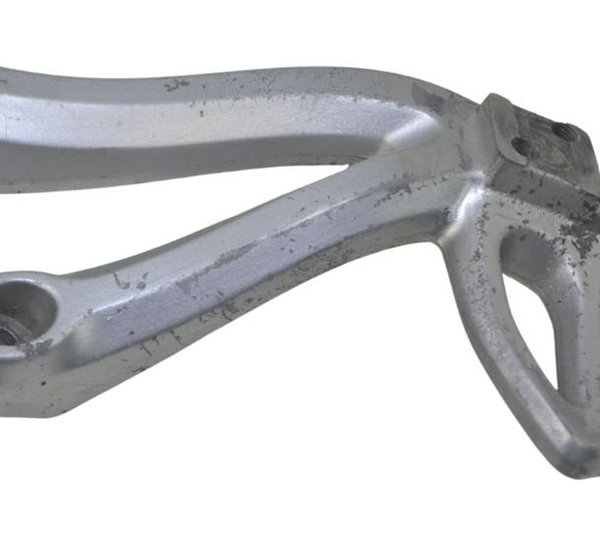 Suporte Pedaleira Tras Dir C/avaria Suzuki Bandit 1250 09-11 Cinza