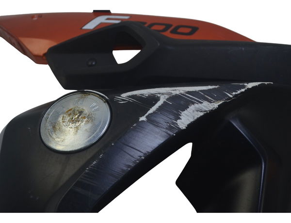 Carenagem Lateral Esquerda C/avar Bmw F 800 Gs 09-12 Origina