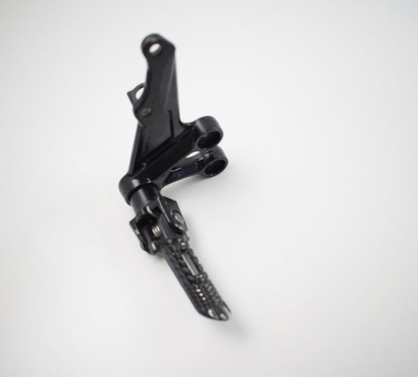 Bacalhau Dianteiro Direito C Pedaleira Gsx-r Srad 1000 08-10