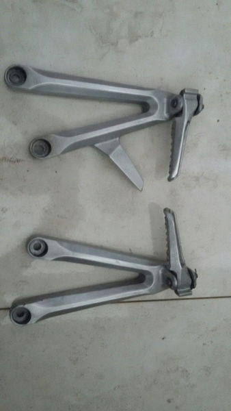 Bacalhau Traseiro Par C/pedaleira Cbr 600rr 03/06 Original
