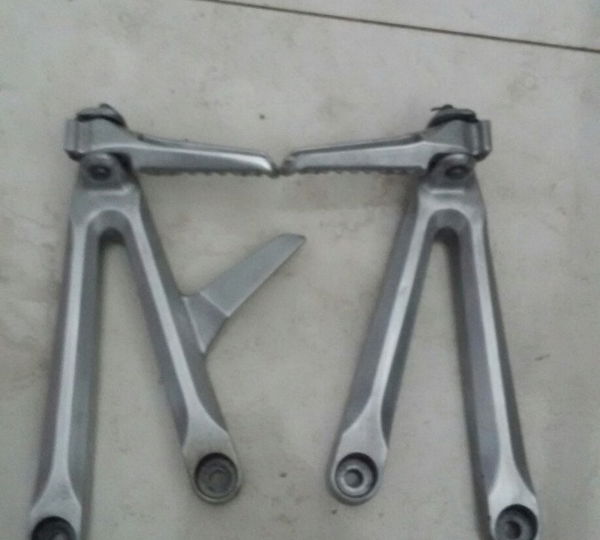 Bacalhau Traseiro Par C/pedaleira Cbr 600rr 03/06 Original