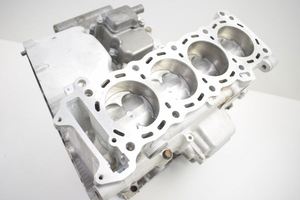 Bloco Carcaça Motor (par) Suzuki Srad 750 11-14 Nfe Baixa