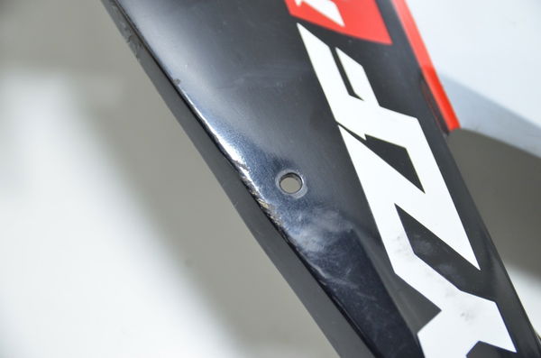 Carenagem Lateral Dir C/ Avaria Yamaha Yzf R1 2004-2006 Orig