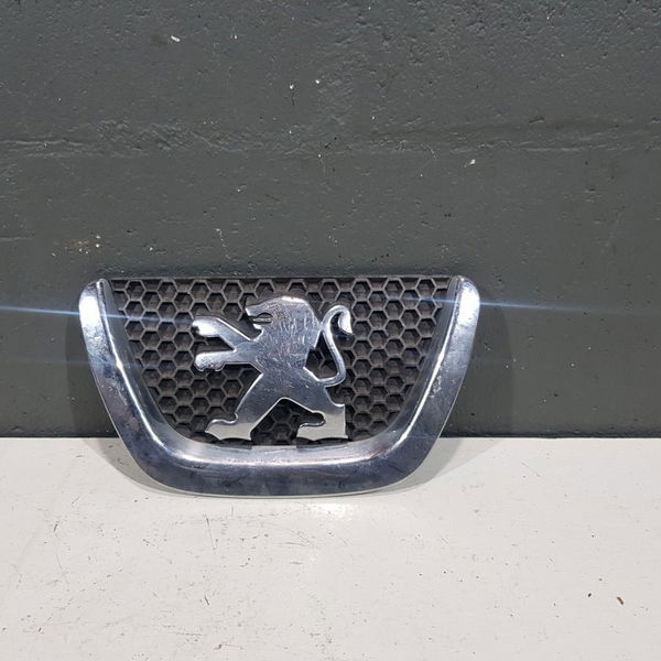 Simbolo Emblema Para Choque Dianteiro Peugeot 307 Com Avaria