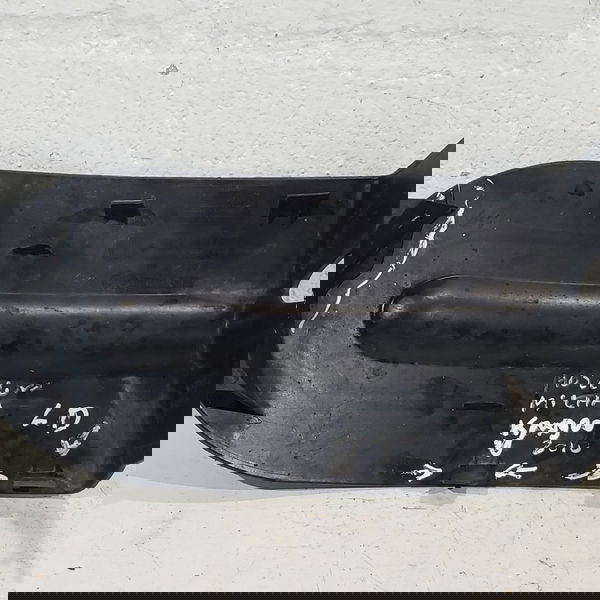 Moldura Milha Direito Renault Kangoo 2010 Com Detalhe