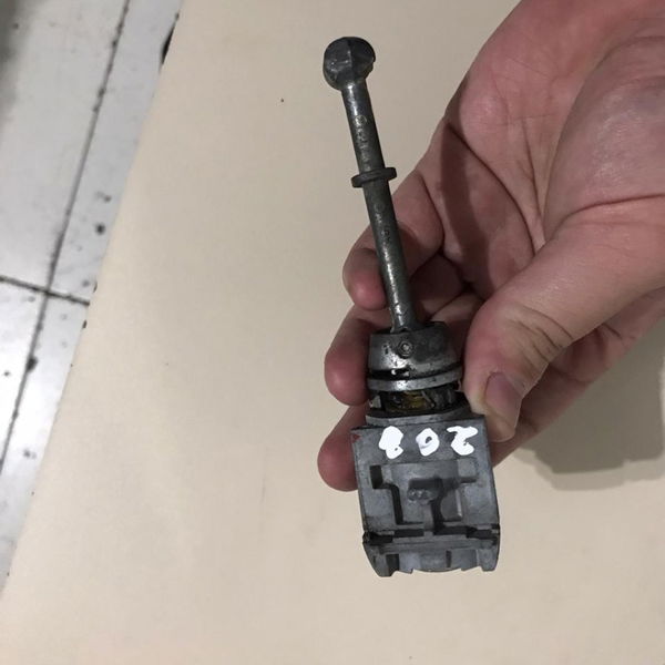 Cilindro Estojo Porta Dianteira Esquerda Peugeot 208 