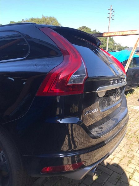 Volvo Xc60 T5 2015 Porta Capo Tampa Traseira Friso Aplique