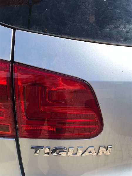 Lanterna Da Tampa Esquerda Volkswagen Tiguan 2014