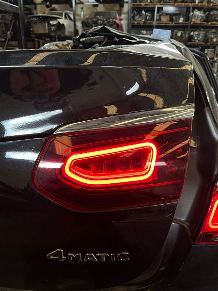 Lanterna Tampa Traseira Direita - Mercedes Glc300 Coupé 2022