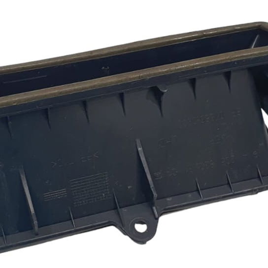 Tomada De Ar Cabine Mercedes C180 2019  Preto