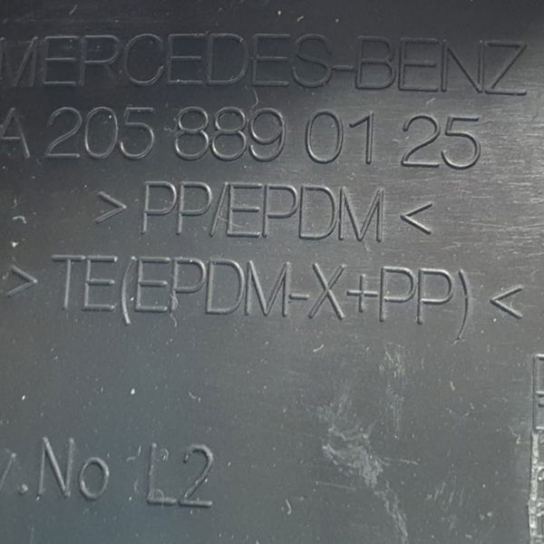 Vedação Para-lamas Lado Esquerdo Mercedes C180 2019