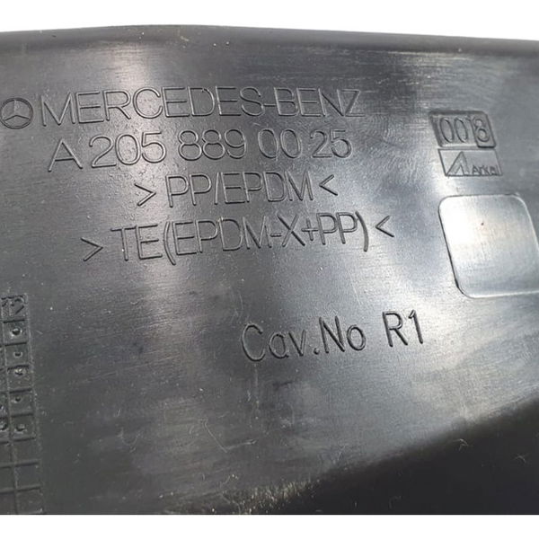 Vedação Para-lamas Lado Direito  Mercedes C180 2019