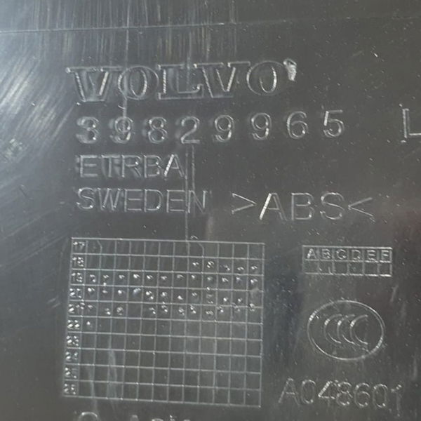 Acabamento Coluna Central Esquerda Volvo Xc90 T8 Inscr. 2022