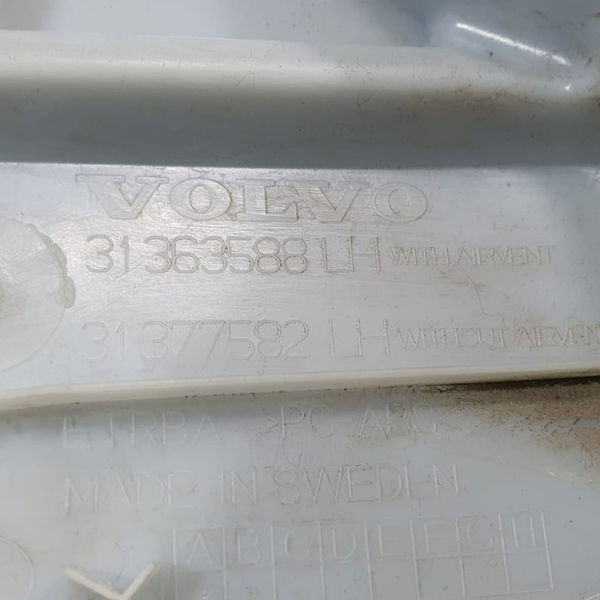 Acabamento Coluna Traseira Esquerda Volvo Xc90 T8 Insc. 2022 - Preto - Animal Print