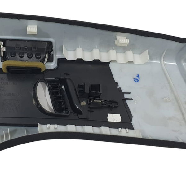 Acabamento Coluna Traseira Direita Volvo Xc90 T8 Inscr. 2022 - Preto - Animal Print