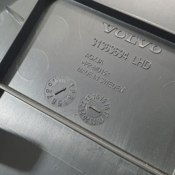 Acabamento Lateral Painel Esquerdo Volvo Xc90 T8 Inscr. 2022