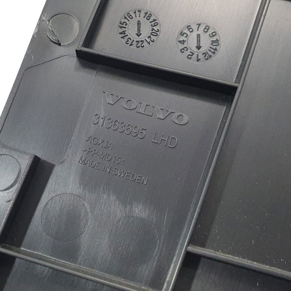 Acabamento Lateral Painel Direito Volvo Xc90 T8 Inscrip 2022 Preto Animal Print